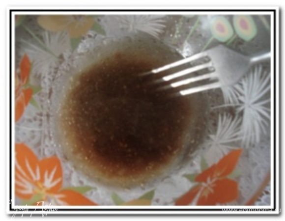 Приготовить заправку. Соединить оливковое масло, горчицу, лимонный сок и немного взбить вилкой.