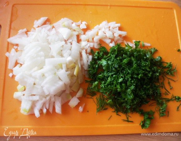 Мелко нарезать репчатый лук, чеснок, зелень