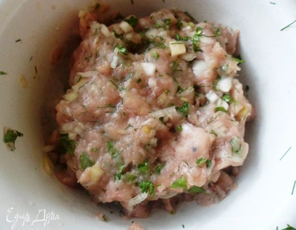 Порезанные овощи добавить к фаршу, немного посолить и поперчить. Хорошо перемешать.