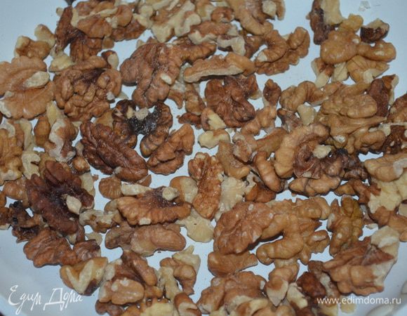 Орешки обжарить 5 минут на сухой сковороде, постоянно помешивая. Благодаря этому, они станут более ароматными и у пирога будет ощутимый ореховый вкус. 