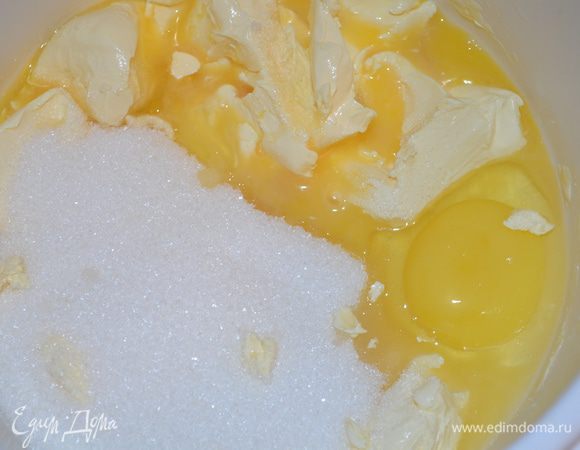 В большой миске смешать мягкое сливочное масло, сахар и яйца. 