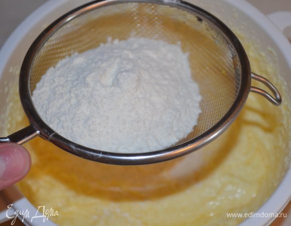 Добавить просеянную муку и все перемешать. Тесто достаточно густое. 