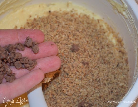 ...шоколад тоже измельчить в блендере и все добавить в тесто