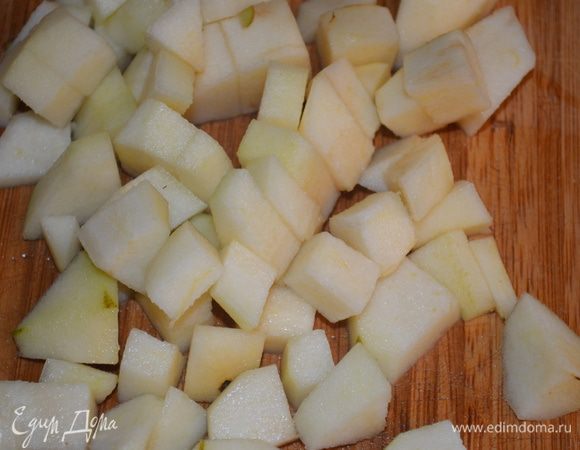 3 груши режем на мелкие кубики и добавляем в тесто. Все перемешиваем. 