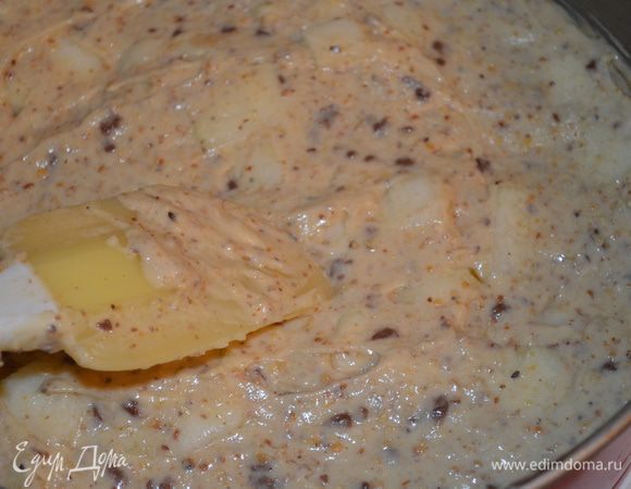 Тесто выкладываем в разъемную форму, смазанную сливочным маслом. Силиконовой лопаткой разравниваем поверхность.  