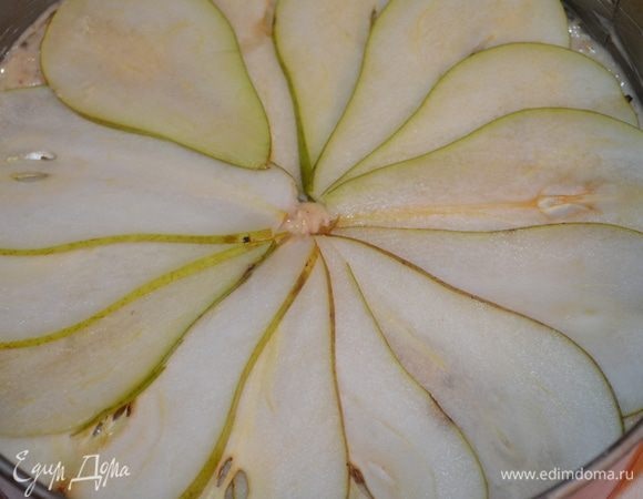 Выложить пластинки из груш на тесто по кругу, узкой частью к центру и так, чтобы ломтики находили немного друг на друга. Слегка прижать рукой. Выпекать 1 час при температуре 160 градусов. 