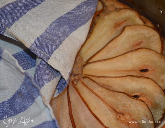 Пирог достать из духовки, накрыть полотенцем и дать постоять 10 минут.