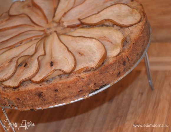 Затем форму снять и оставить пирог остужаться на решетке. 