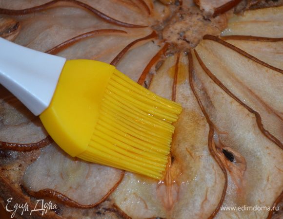 Джем растопить в микроволновке и смазать им пирог. 