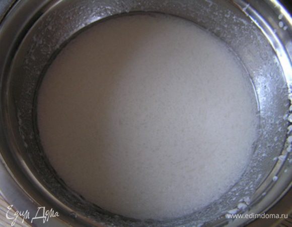 Желатин замочить в воде на 10 минут. В кокосовое молоко добавить мятный сироп, лимонный сок и ванилин. Нагреть до 40-50*С и добавить отжатый желатин, перемешать до полного растворения.