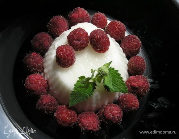 Аккуратно вынуть панна котту из формочек, украсить малиной и мятой. Приятного аппетита!