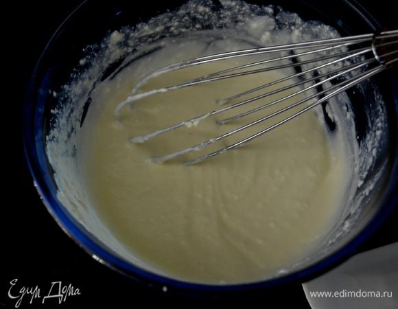 Слив.масло и слив.сыр взбить миксером на сред.скорости 2 мин.до мягкого,пышного состояния.Можно и вручную,если ваши продукты достаточной тем-ры.Добавить сахар и ванилин,а затем муку.Все взбить.