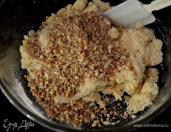 Затем ореховую крошку смешать с тестом и все перемешать руками, тесто получается мягкое и послушное.