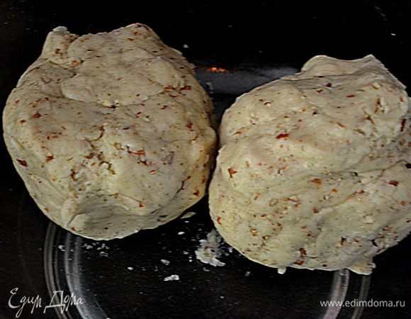 Разделить тесто на 2 части.