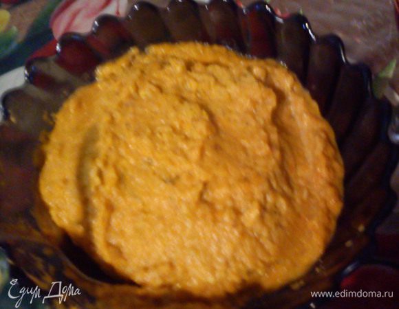 лук и морковь нарезать произвольно выложить на сковороду и обжарить, добавить нарезаные кабачки и помидоры,тушить около 20 мин,подливая масло если необходимо.После этого я пропускаю через блендер и тушу 10 мин,солю,перчу,ложу чеснок и т.пасту(если вы делаете без помидор),протушую 5 мин и икра готова