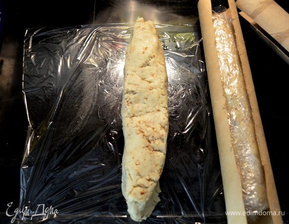 Выложить на пищев.пленку, раскатав роллом.Можно для поддержки формы использовать роллы из под бумажных полотенец,разрезав их в середине.
Положить ваш ролл в пленке в бумажный ролл и закрепить резинкой.
Положить на полчаса или 2 недели в морозильник.