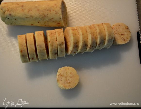 Разогреть духовку до 180 гр. Застелить противни пергаментом для выпечки.Вытащить наш ролл из морозильника и разрезать,не тонко  ножом.