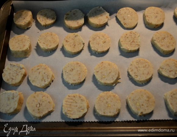 Выложить на противень и выпекать примерно 18-20 мин.слегка как подрумянится низ печенья ,будет заметно по краям.
