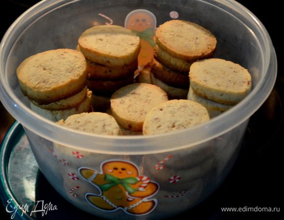 Повторить со вторым роллом также.
Готовые печенья хранить в контейнере до подачи.