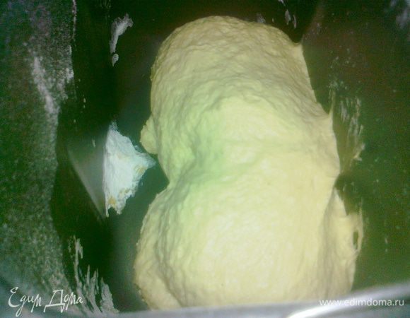 замесить тесто из ингредиентов,поставить на подход на 20мин,потом вымесить еще раз выложить в форму и пусть подходит около 1часа,поставить выпекать при 180градусах около 50мин.