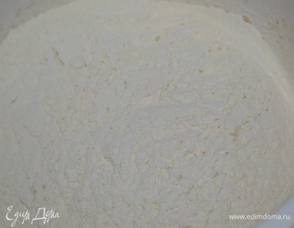 Муку с солью просеять в большую миску. 