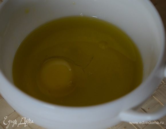 Яйцо вилкой смешать с маслом и водой. 