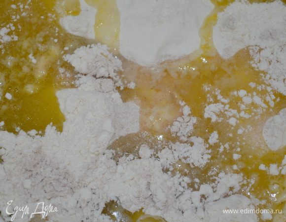 Ввести масляно-яичную смесь в муку. Замесить тесто. 