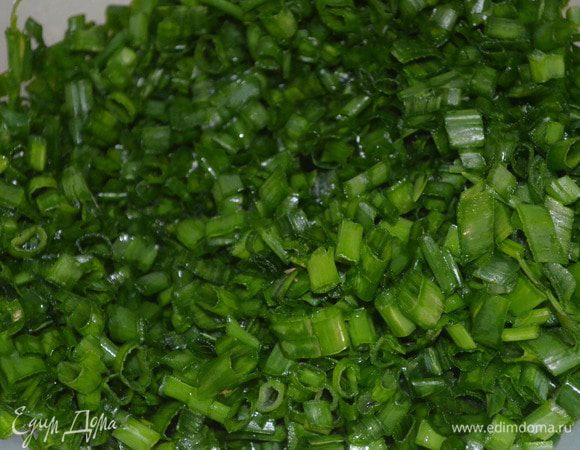 Лук мелко нарубить. 