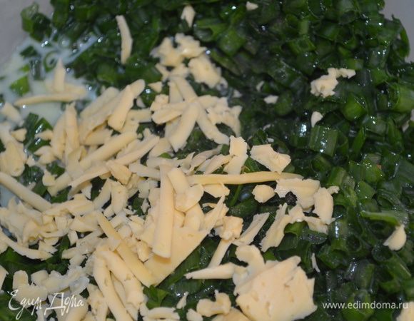 В лук добавить яйца, молоко, 50 гр тертого сыра. Посолить и поперчить. 