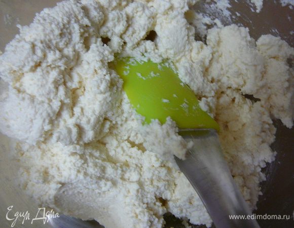 Творог протереть через сито.