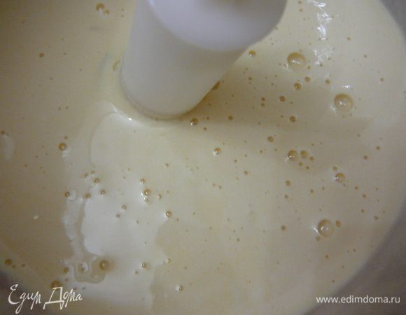 Яйца взбить с 3,5 столовыми ложками сахар.Оставить 1 ст. ложку сахара для посыпки пирога.Взбивать до увеличения массы в объеме,около 3-4 минут.Затем добавить муку,жидкий мед,коньяк,лимонный сок.Взбить опять. 