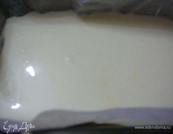 Теперь добавить творог (сыр) и взбить еще раз.Перелить "тесто" в форму застеленную пергаментом и отправить выпекаться в заранее разогретую духовку до 170С, на 30 минут.Посыпать еще теплый пирог смесью сахара и молотой корицы.