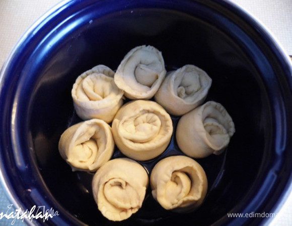 В кастрюльку на дно налить 1 ч.л. растительного масла и аккуратно поставить все Пельменчики "розочкой" (защипами) кверху.