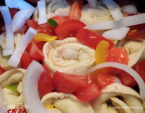 Овощи почистить, помыть и обсушить. Сладкий перец порезать короткими полосками, помидор - брусочками, а лук - четверть кольцами. Распределить овощи между и сверху Пельменчиков. 