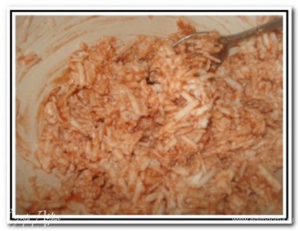 На крупной терке натереть адыгейский сыр и смешать его с кетчупом, добавить травы. Полученную смесь разделить на 2 равные части.