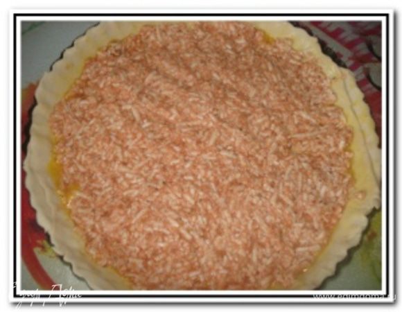 Выложить одну часть начинки на тесто и разровнять.