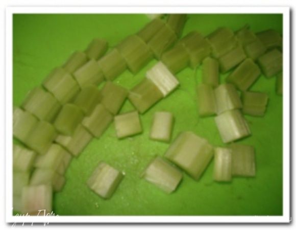 Ревень почистить от кожицы и нарезать небольшими кусочками.