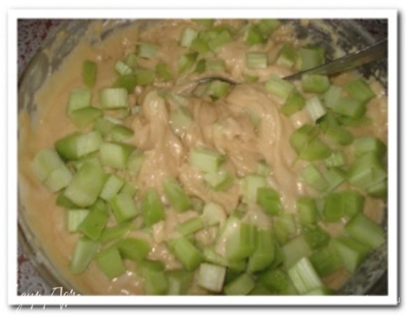 Добавить ревень к тесту и перемешать.