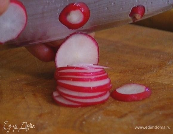 Огурец и редис порезать. 