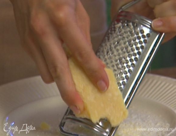 Сыр натереть очень мелко, буквально стереть в пыль. 