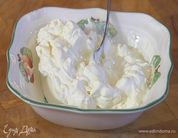Творожок растереть со сметаной.