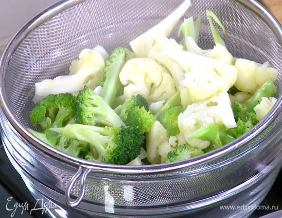 Отварить все овощи, лучше всего на пару, выложить в салатницу и заправить детским соусом для салатов. 