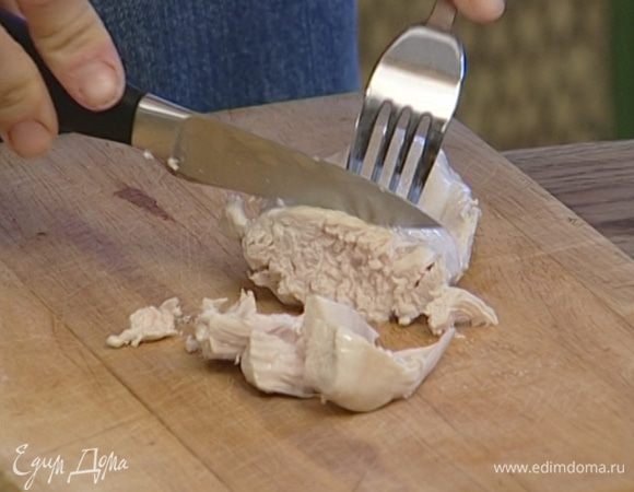 Грудку цыпленка отварить и нарезать маленькими кубиками. 