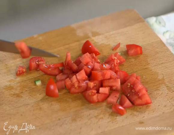 Помидор некрупно нарезать.