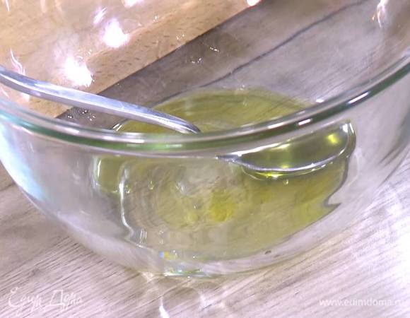 Соединить растительное масло, лимонный сок и сок, оставшийся от свежего ананаса, или 1 ст. ложку консервированного сока и заправить салат