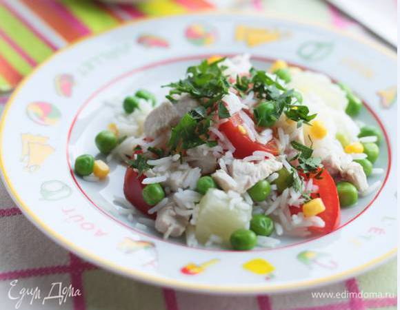 Зелень порубить, присыпать салат и подавать.