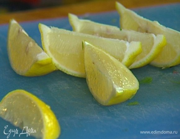 Из четвертинки лимона выжать 1 ч. ложку сока.