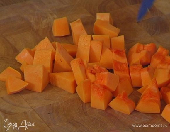 Тыкву почистить и порезать на кусочки.