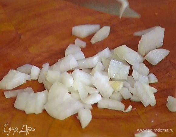Лук почистить и нарезать не слишком мелко.