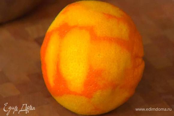 Цедру апельсина натереть на мелкой терке, отжать из него сок.